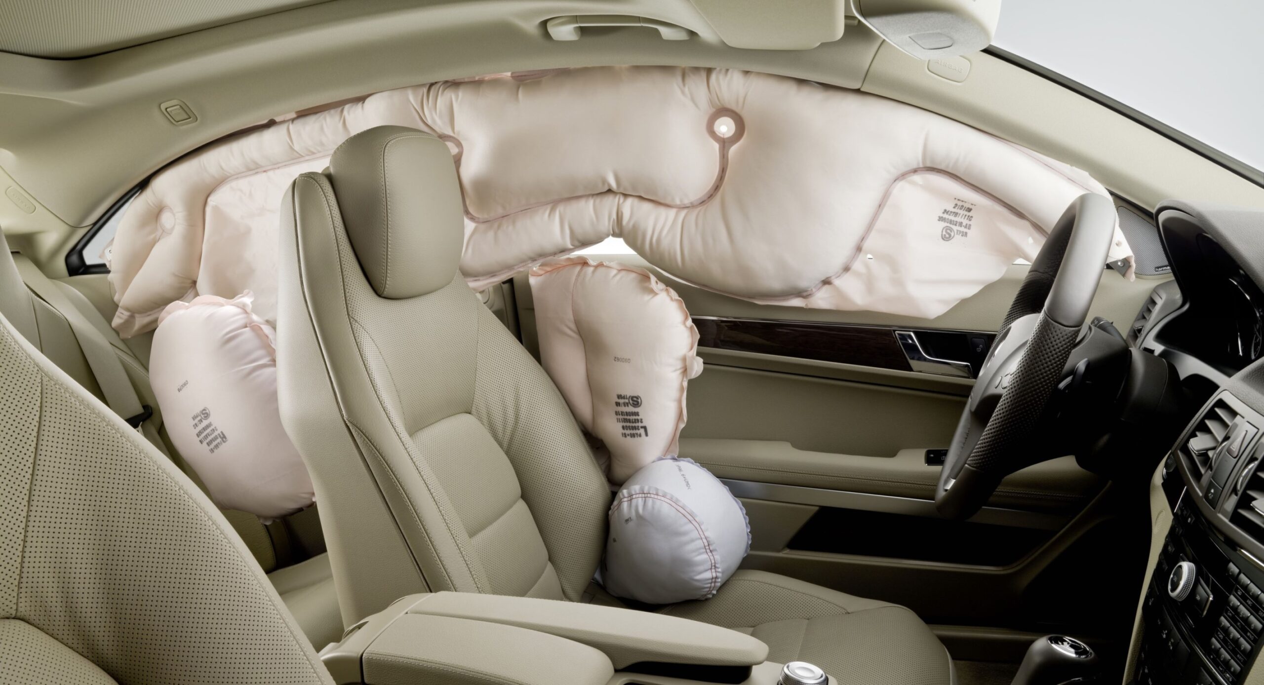 Airbags de cortina, laterales delanteros y traseros, y uno de cadera para el conductor..