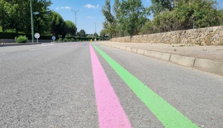 Por qué en las carreteras españolas se pintaron rayas verdes y rosas